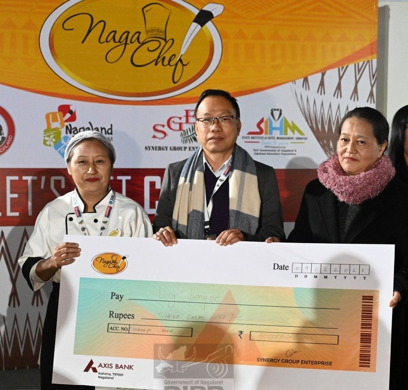 Lucy Tungoe, winner of the Naga Chef season 10 receiving the prize at Kisama Naga Village on December 9. (DIPR Photo)